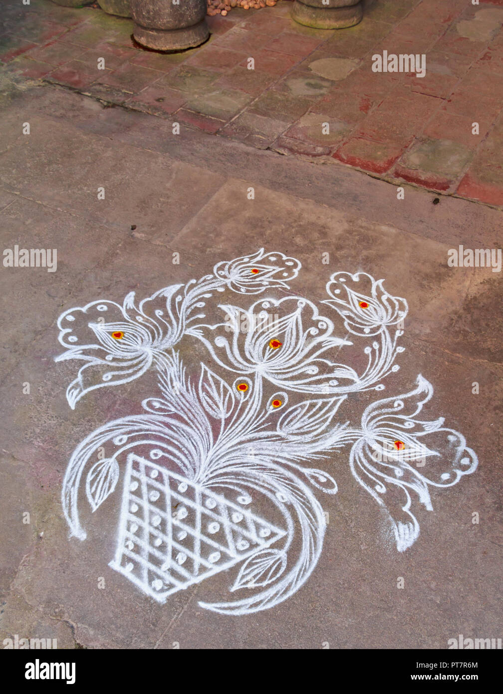 KOLAM KUNST IN PONDICHERRY, INDIEN KALKSTEIN UND REIS PULVER DESIGNS IN DER NÄHE VON TÜREN ZU EHREN DER GÖTTIN LAKSHMI Stockfoto