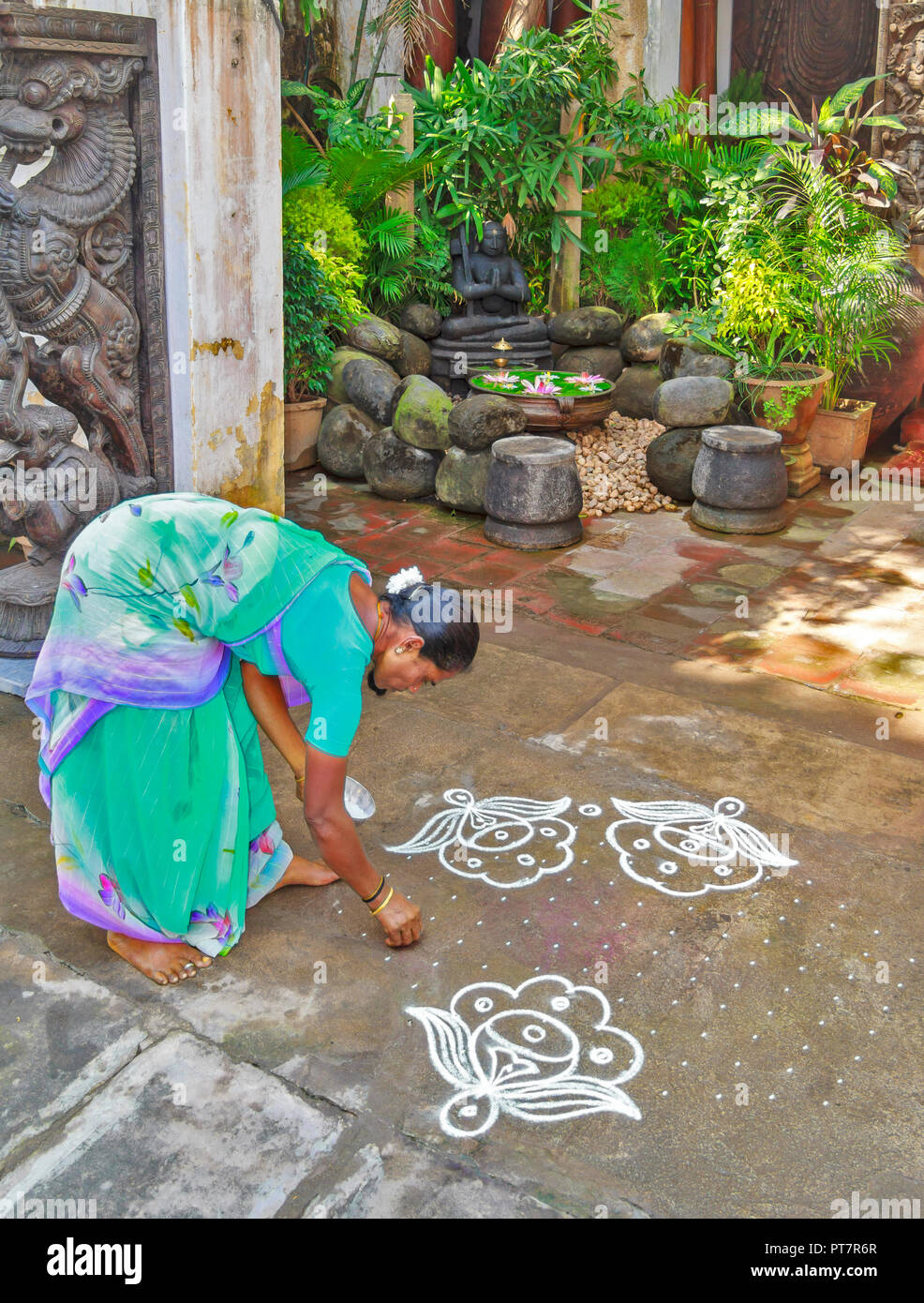 KOLAM KUNST IN PONDICHERRY, INDIEN KALKSTEIN MIT REIS PULVER DESIGNS IN DER NÄHE VON TÜREN ZU EHREN DER GÖTTIN LAKSHMI Stockfoto