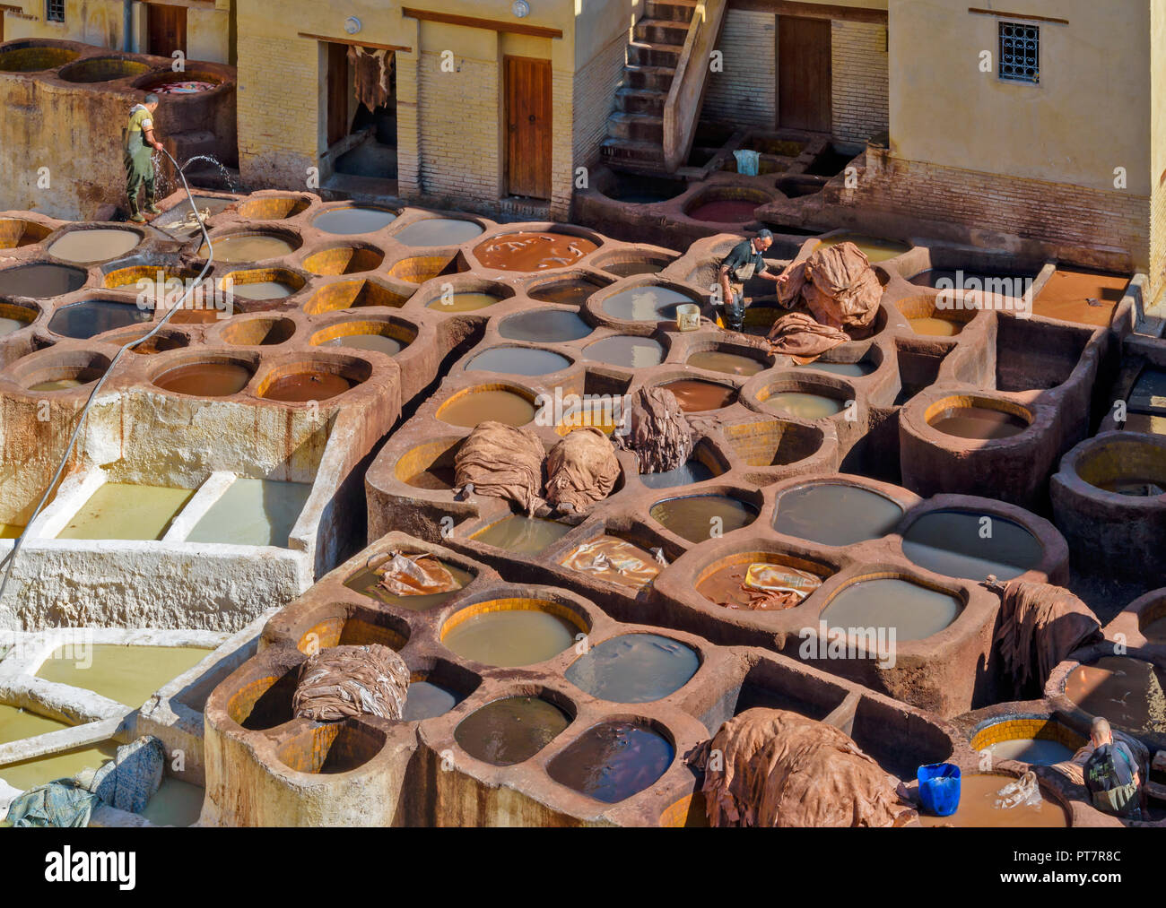Marokko Marrakesch LEDERGERBEREI MIT VIELEN Fliesen- Fässern mit bunten FARBEN UND FELLE UND DREI GERBER Stockfoto