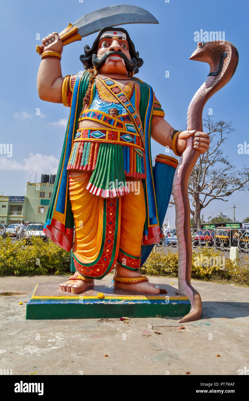 MYSORE INDIEN RIESIGE hinduistischen Gottheit mit KRUMMSÄBEL UND HALTEN EINE KOBRA SCHLANGE Stockfoto
