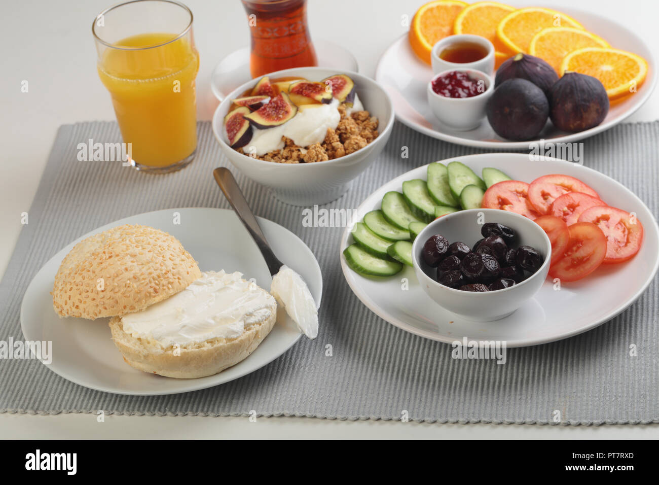 Türkisches Frühstück mit Käse, Gemüse, Müsli, Obst, Saft und Kaffee Stockfoto