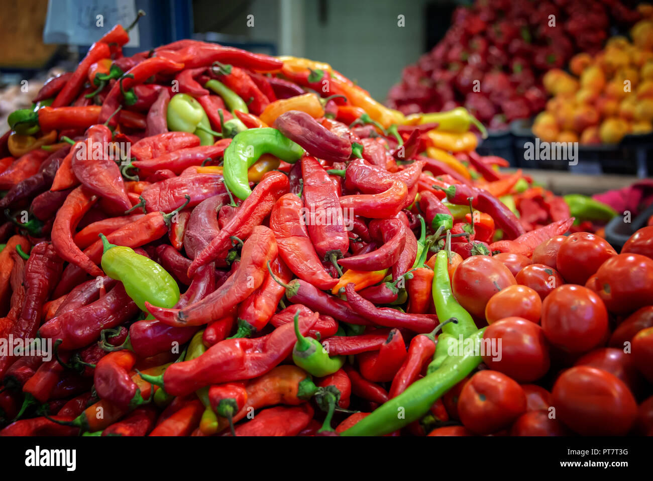 Stapel der Frische ungarische Paprika auf dem Markt in Budapest, Ungarn