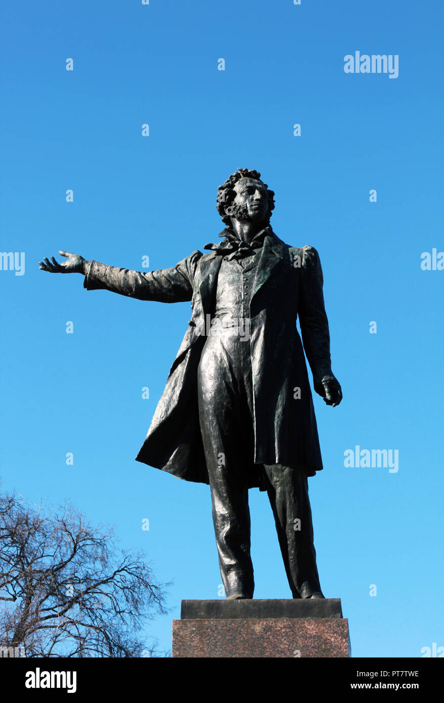 Eine Statue des russischen Dichters Alexander Puschkin, steht in St. Petersburg, Russland. Stockfoto