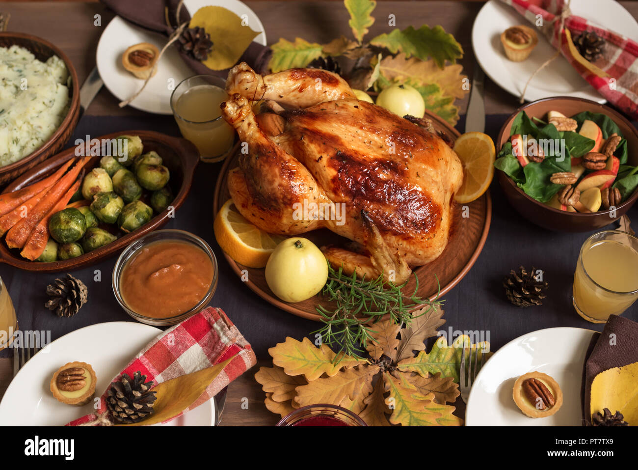 Thanksgiving truthahn abendessen -Fotos und -Bildmaterial in hoher ...