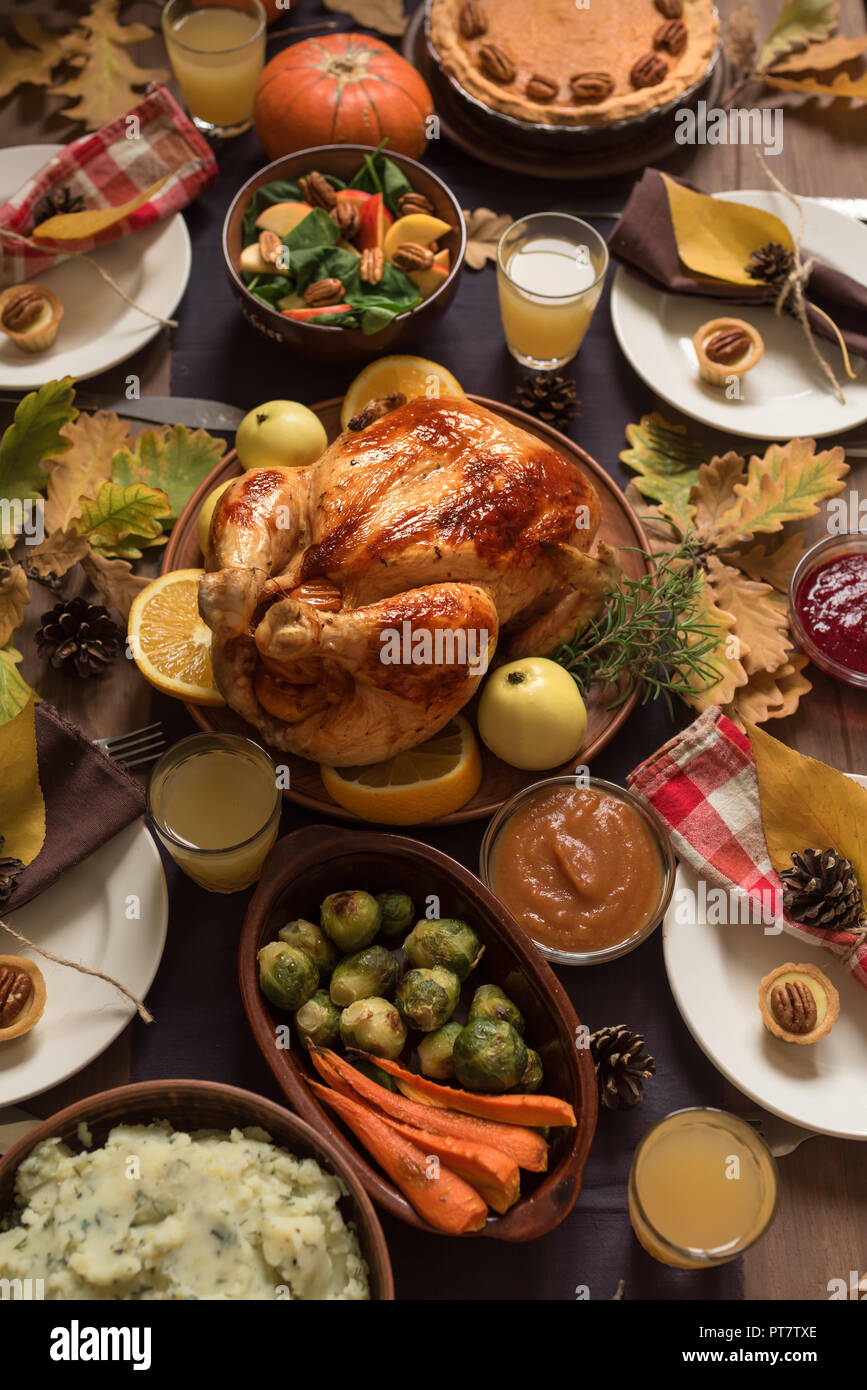 Thanksgiving truthahn abendessen -Fotos und -Bildmaterial in hoher ...