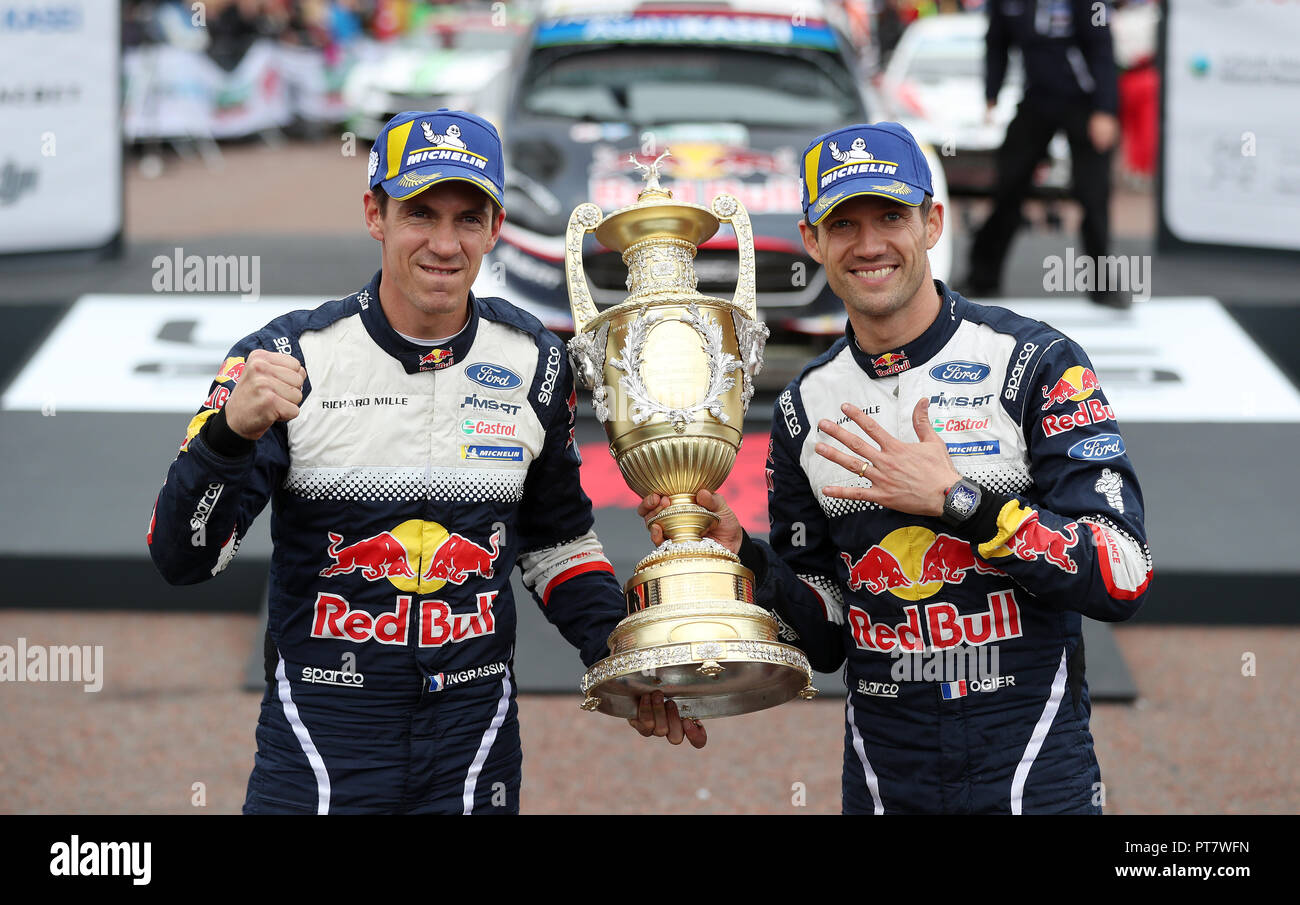 Sebastien Ogier und seine Co Pilot Julien Ingrassia feiern ihren Sieg bei Tag vier Der DayInsure Wales Rally GB. Stockfoto