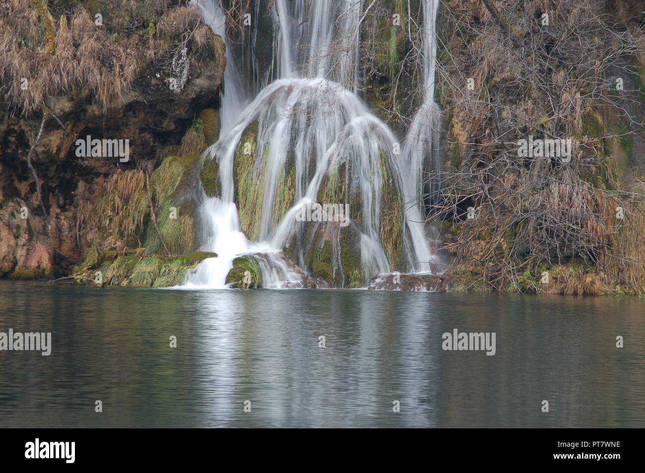 Wasserfälle, Holzstege und schönen Seen im Nationalpark Plitvicer Seen in Kroatien im Dezember 2016. Stockfoto