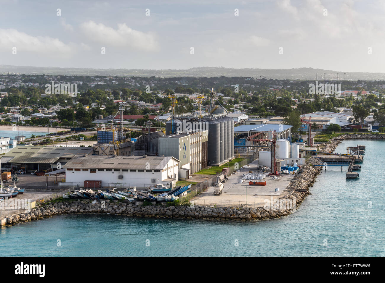 Bridgetown, Barbados - Dezember 18, 2016: Getreidesilos und Port-Infrastruktur bei Fracht Hafen von Bridgetown, Barbados, West Indies, Karibik, Stockfoto