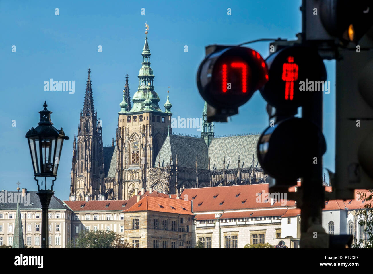 Die Prager Kathedrale ist das dominierende Merkmal der Prager Burg, Fußgängerampeln mit rotem Timer, Prag Tschechische Republik Europa mit roter Ampel Stockfoto