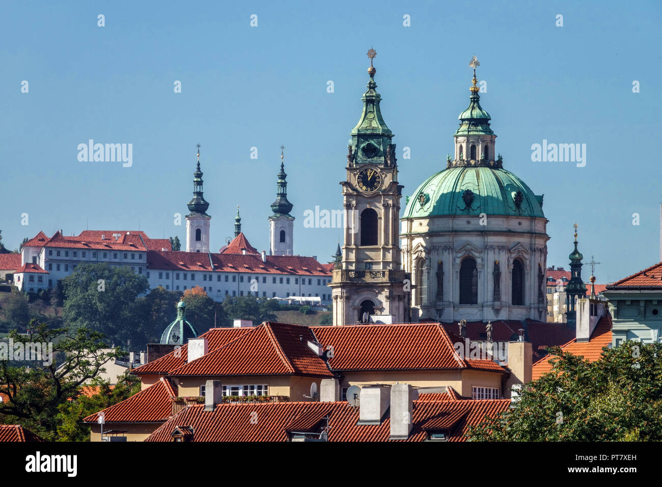 Überblick über die St. Nikolaus Kirche und Kloster Strahov in Prag, Prag, Tschechische Republik Stockfoto