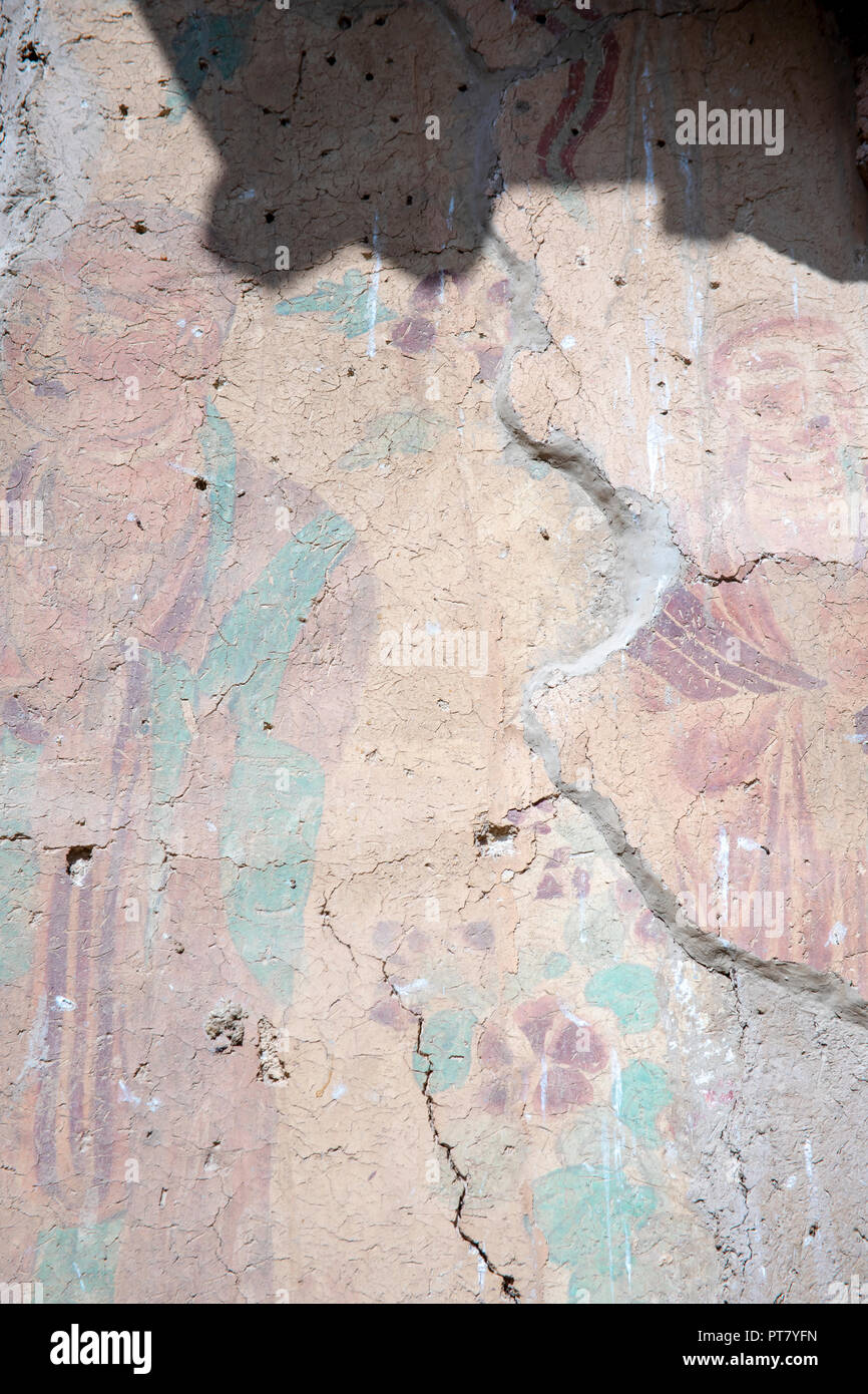 Reste der ursprünglichen gemalten Fresko Kunst an der Außenwand an die Mogao Grotten oder Höhlen der Tausend Buddhas, Dunhuang, Gansu, China. Stockfoto