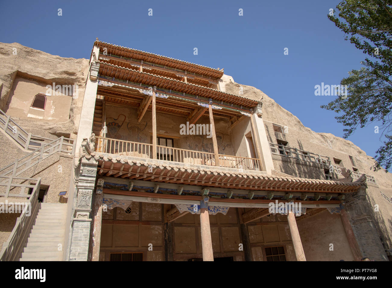 Pagode und die Promenade an der Außenseite der Mogao Grotten oder Höhlen der Tausend Buddhas, Dunhuang, Gansu, China. Stockfoto