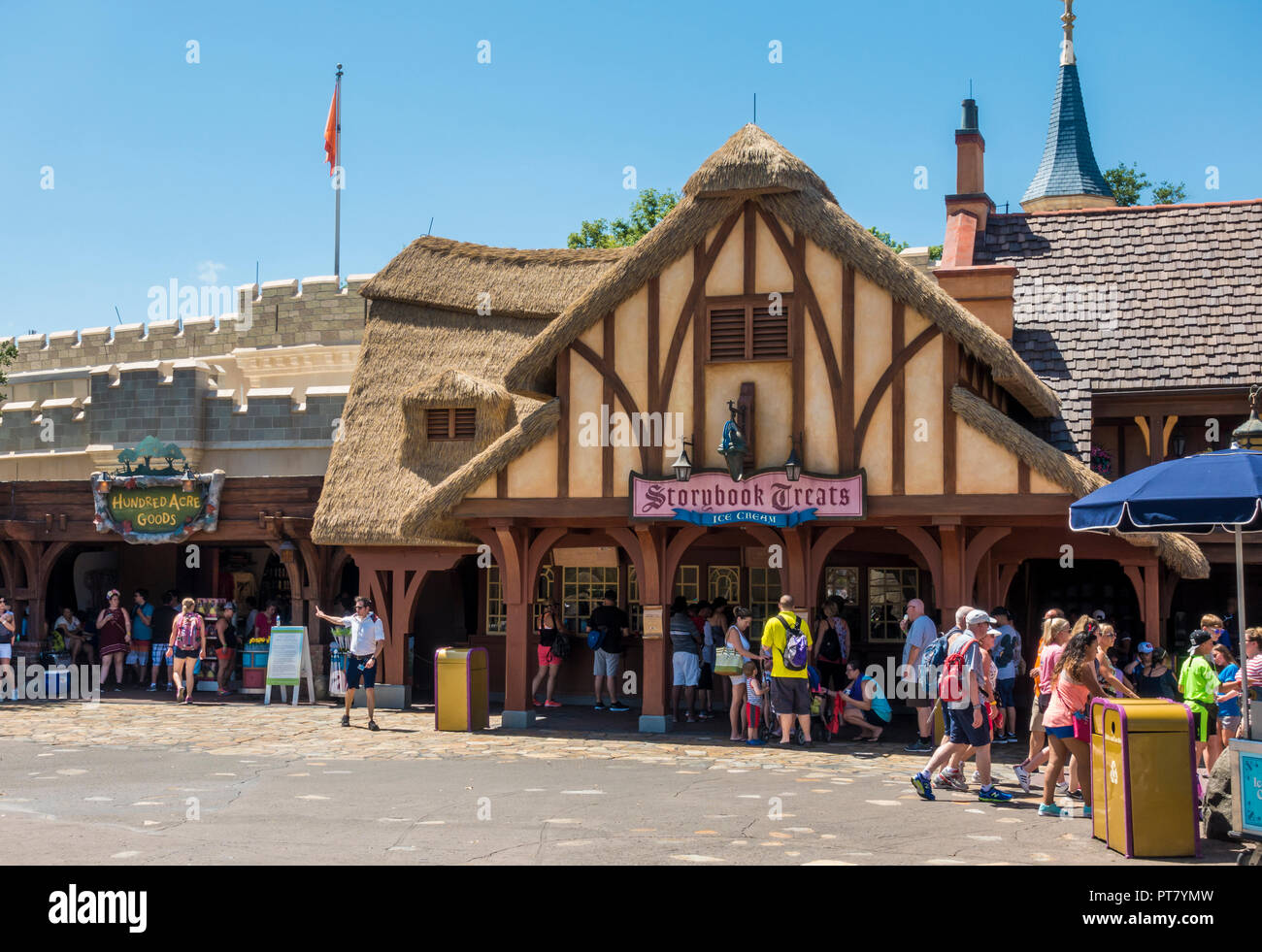 Storybook behandelt Eisdiele im Fantasyland, Magic Kingdom Theme Park, Walt Disney World, Orlando, Florida. Stockfoto