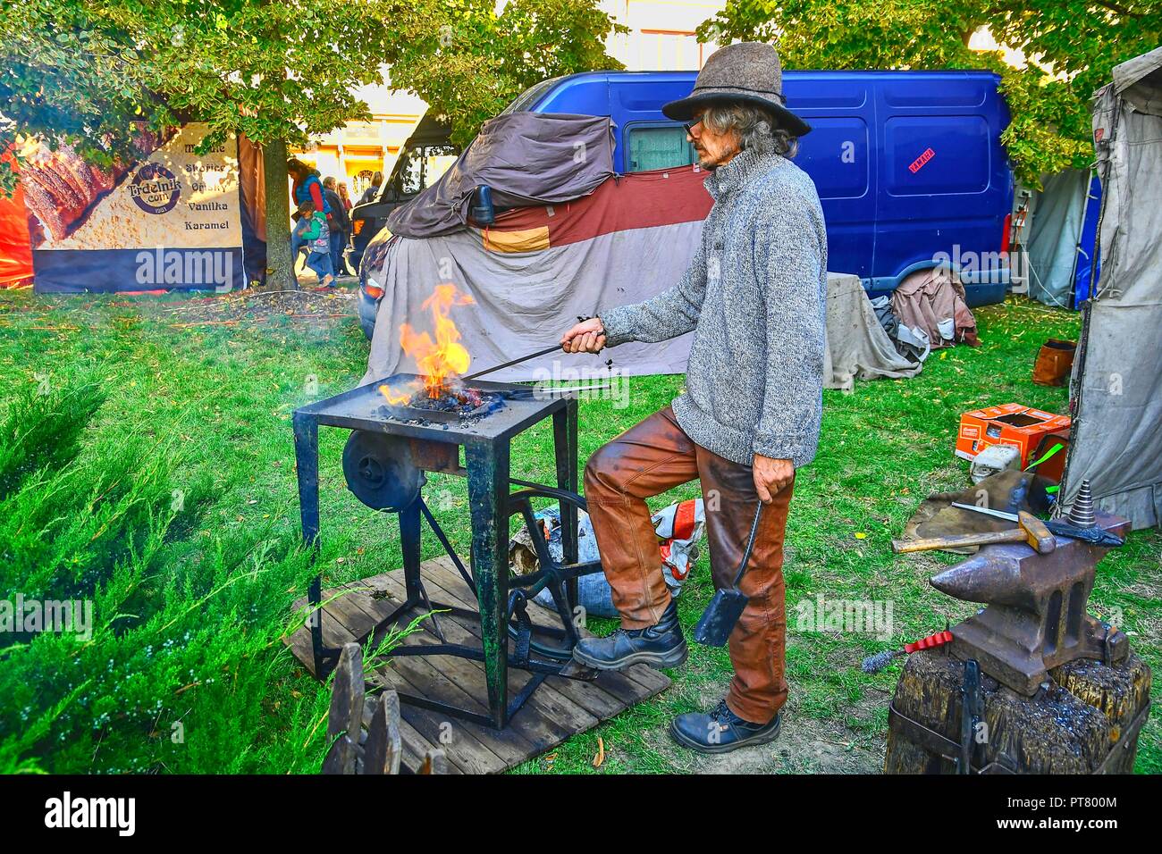 HUSTOPECE, tschechische Republik - 7. OKTOBER 2018: Street Performer als Schmied. Straßenkünstler täuschen können Passanten und Touristen unterhalten. Stockfoto