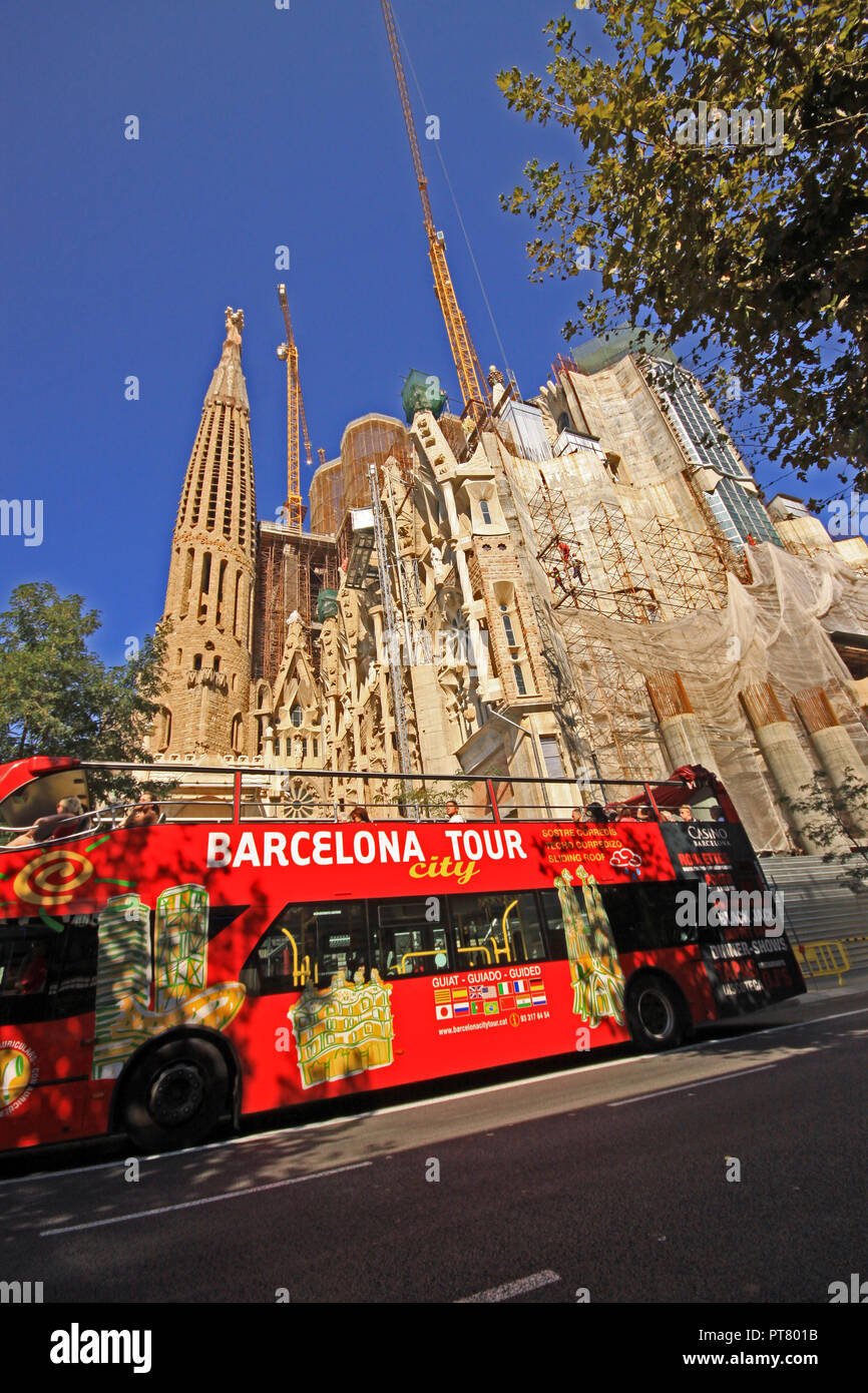 Top Sightseeing Bus Tour geöffnet vor die unvollendete Kirche Sagrada Família in der spanischen Stadt Barcelona Spanien Stockfoto