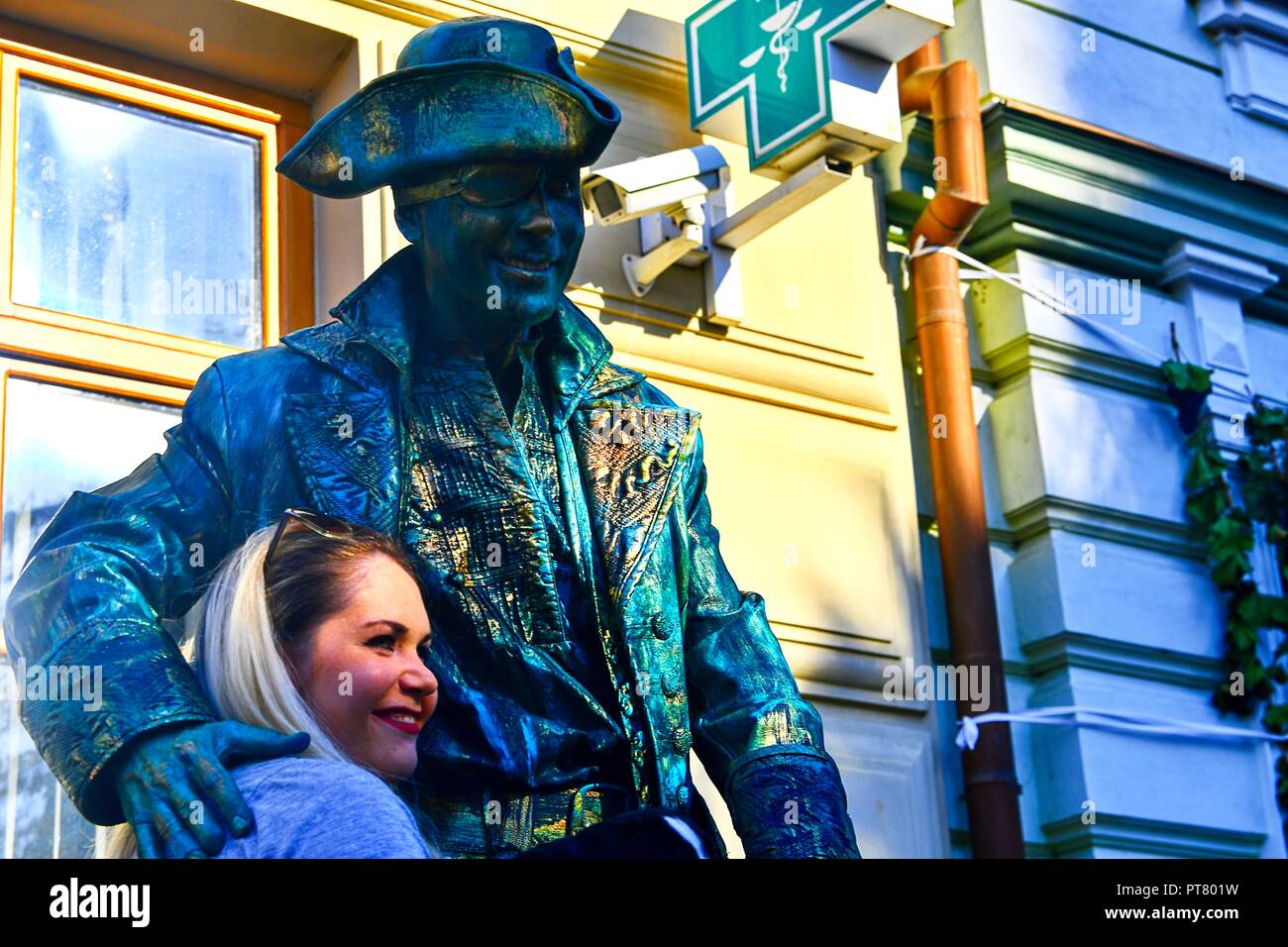HUSTOPECE, tschechische Republik - 7. OKTOBER 2018: Cupreous malten Künstler wie lebende Statue gekleidet wie Piraten. Lebende Statue von Corsair. Lebende Statue Stockfoto
