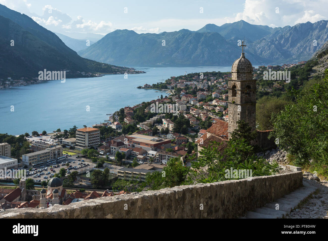 Erhöhten Blick auf die mittelalterlichen Stadtmauern von Kotor in Montenegro Sie suchen Berg weg in der Kirche Unserer Lieben Frau von Remedy Glockenturm. Stockfoto