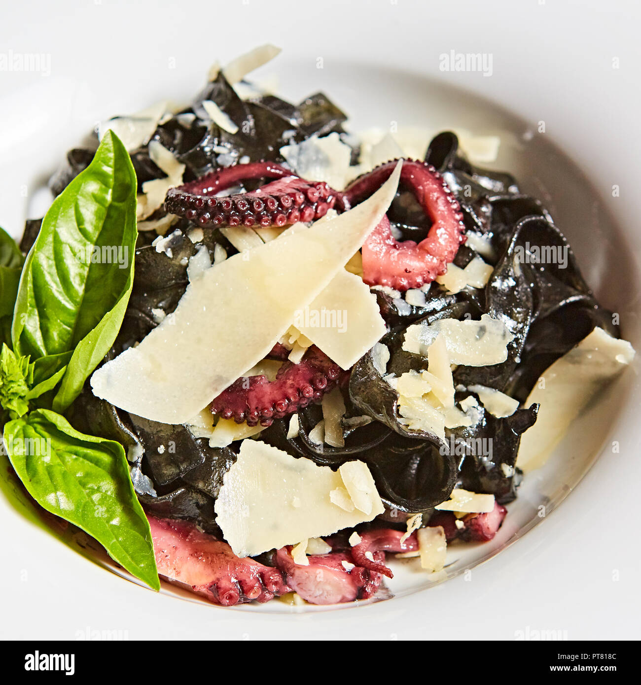 Pasta mit schwarzen Tintenfisch Tinte, Kraken und Parmesan. Stockfoto
