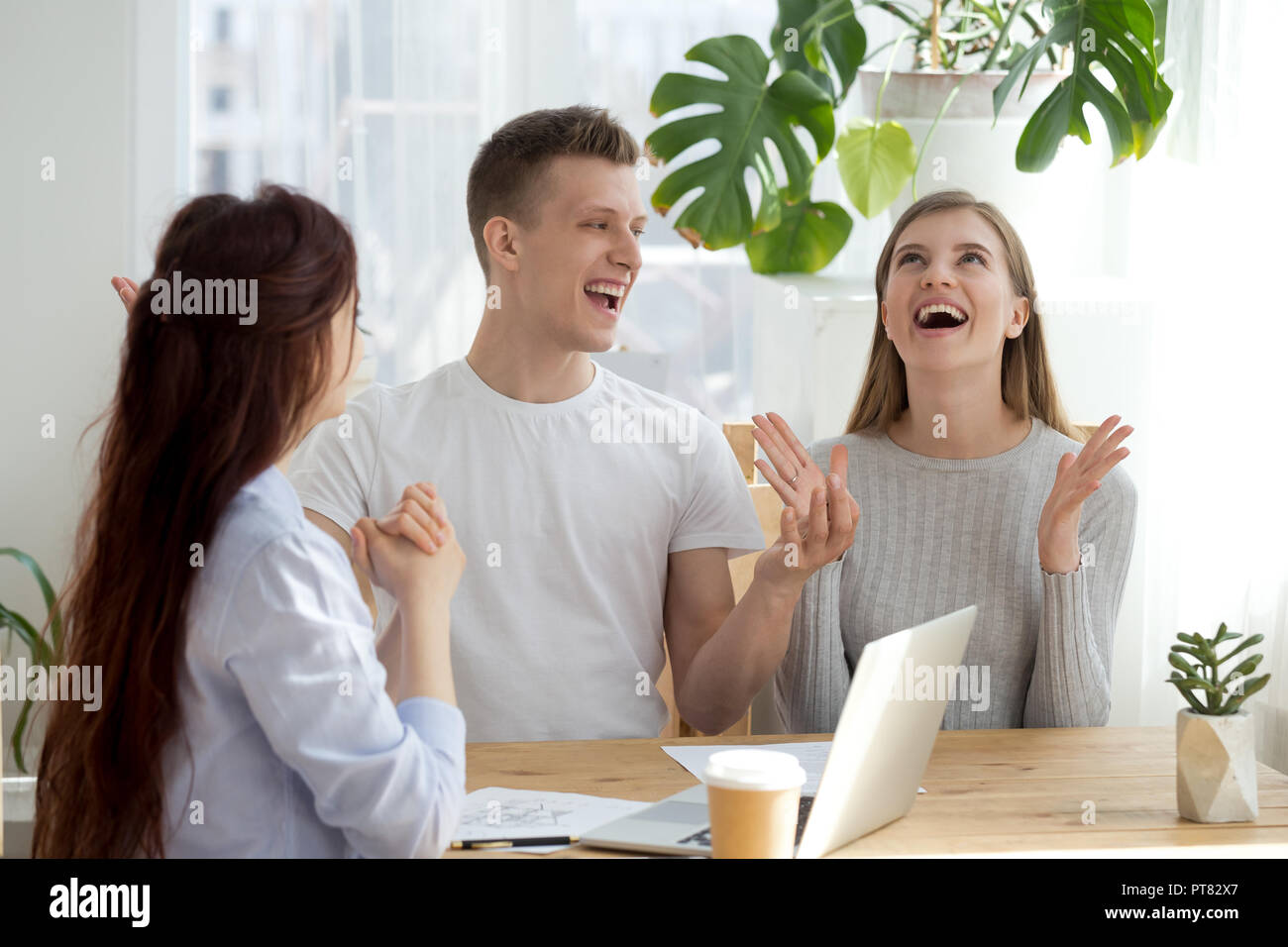 Happy Family bei Real Estate Agency Office Stockfoto
