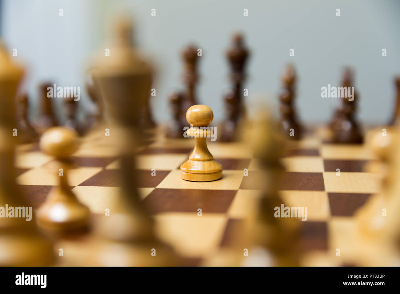 Bauer steht in der Mitte von Schachbrett. Mut und Leadership Konzept. Stockfoto