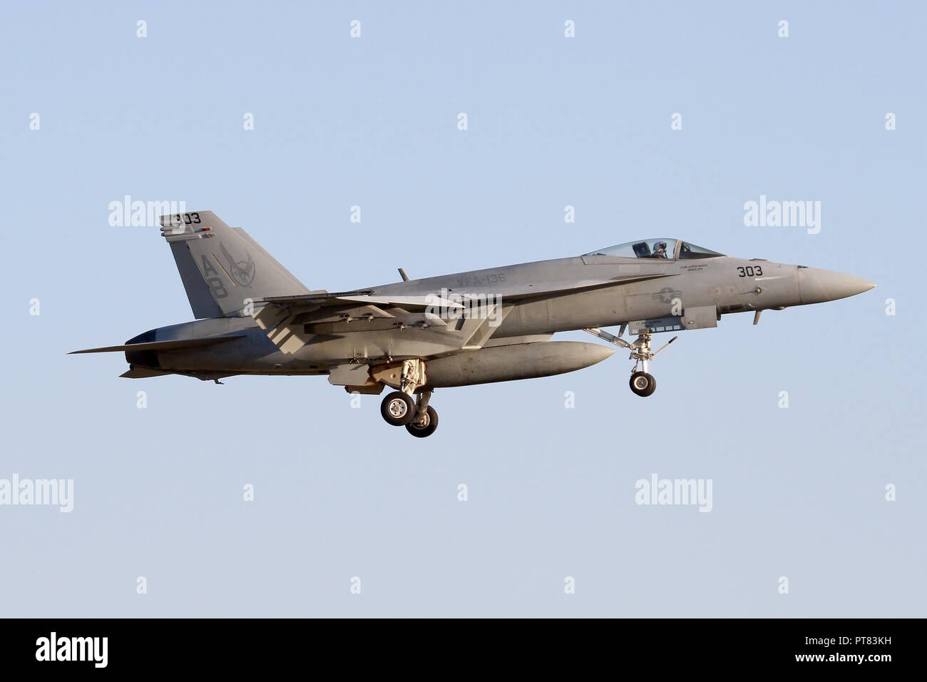 United States Navy F/A-18E Super Hornet auf Ansatz in die RAF Lakenheath in der Dämmerung für eine gemeinsame Übung mit der USAF Wing hier. Stockfoto