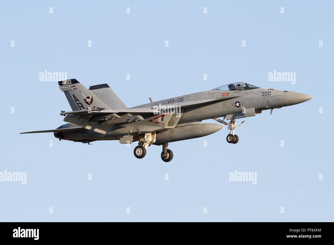 United States Navy F/A-18E Super Hornet auf Ansatz in die RAF Lakenheath in der Dämmerung für eine gemeinsame Übung mit der USAF Wing hier. Stockfoto
