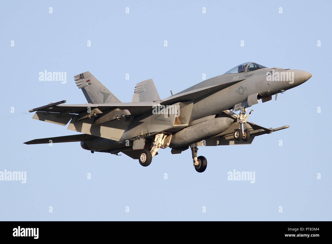 United States Navy F/A-18E Super Hornet auf Ansatz in die RAF Lakenheath in der Dämmerung für eine gemeinsame Übung mit der USAF Wing hier. Stockfoto