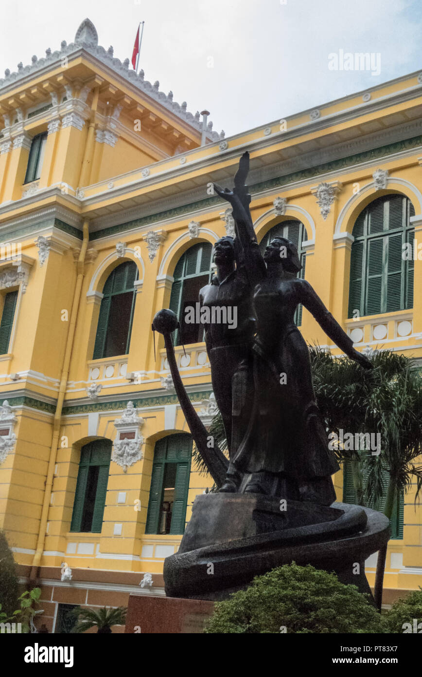 Heroische kommunistischen Statue mit Telefonzentrale Sputnik, Central Post Office (Bưu điện Trung), Ho Chi Minh City, Vietnam Stockfoto