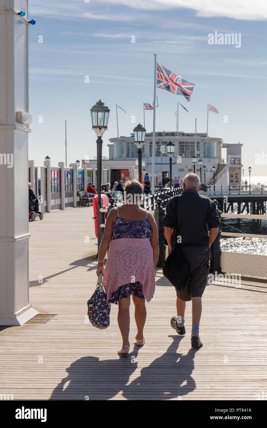 Worthing in Sussex, UK; 7. Oktober 2018, ein paar Gehminuten von der Kamera auf Worthing Pier. Ein Union Jack fliegt von einem Fahnenmast Stockfoto