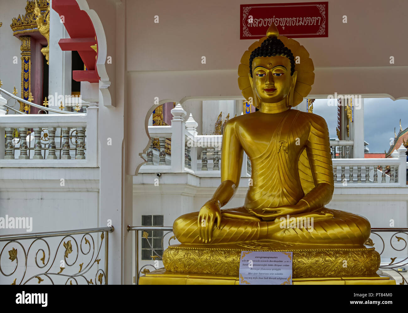 PATTAYA, THAILAND - APRIL 17,2018: South Pattaya Road ist eine goldene Statue, die Buddha präsentiert. Die Statue ist vor einem Wat. Stockfoto