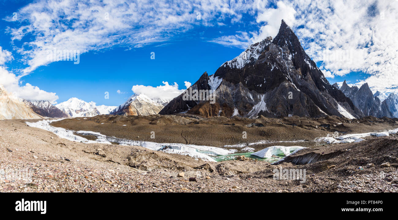 Panorama des Baltoro Kangri, Khumul Gri (Vigne peaks), Mitre Peak, Nuding Pyramiden und Biarchedi von Concordia, Baltoro Gletscher, 1627-1630, Stockfoto