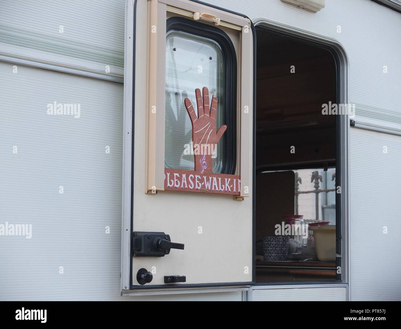 Ein gemaltes Schild an der Tür von A Gypsy's Handleser Wohnwagen auf Noel Straße geparkt gegenüber Nottingham Goose Fair lädt Passanten zu "Bitte zu Fuß Stockfoto