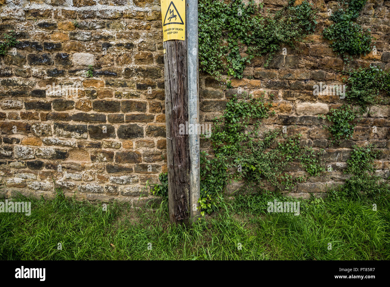 Beschädigtes Eigentum/Telefonmast Stockfoto