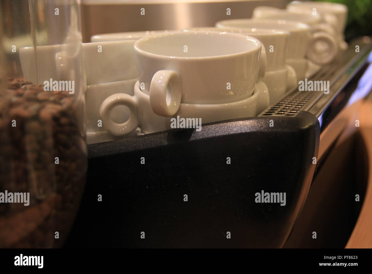 Kaffeetassen in Cafe gestapelt Stockfoto