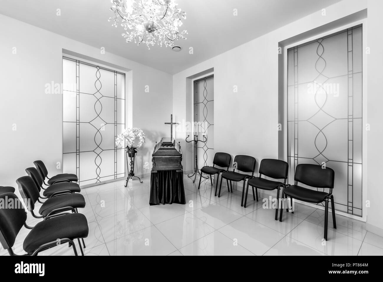 Schwarz und innen weiß von der Beerdigung nach Hause mit Sarg Stockfoto