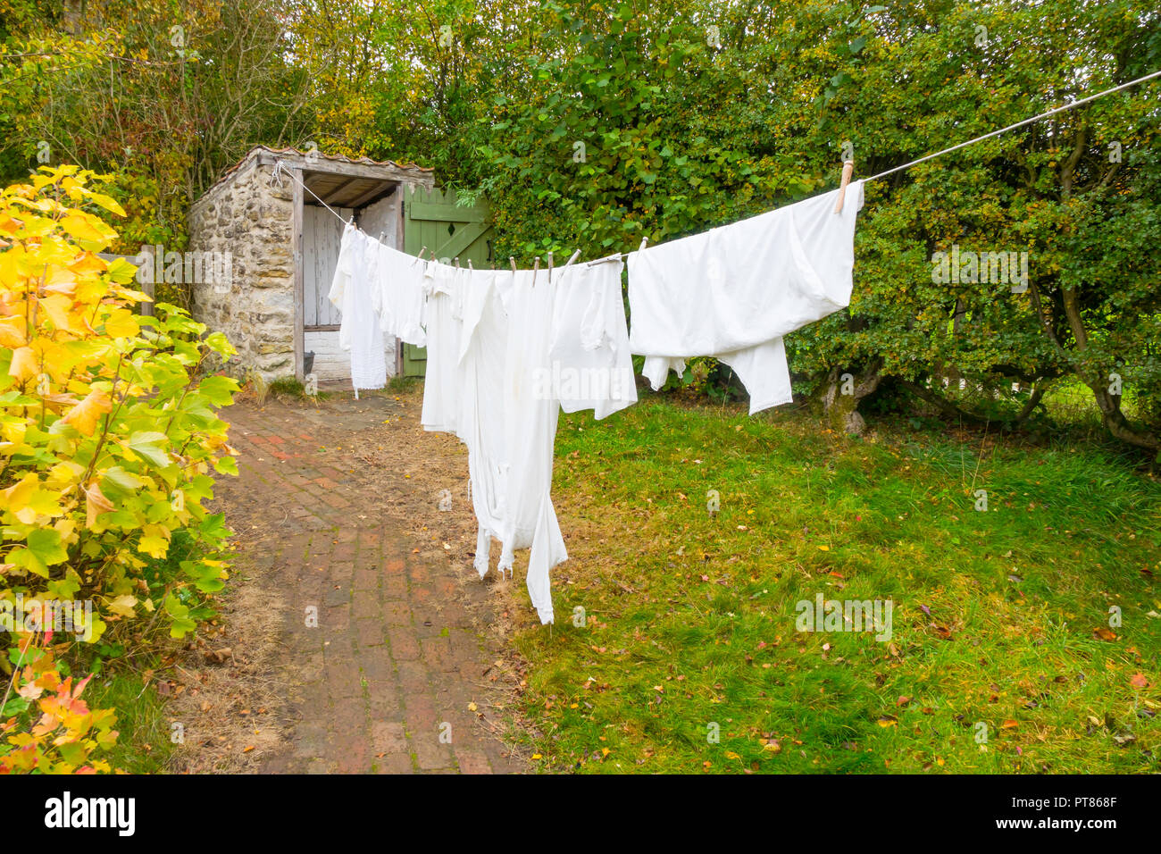 Die Lila Cottage eingeweiht oder Erde Wc mit einem lila gepflanzt zu verstecken, Gerüche und eine Wäscheleine Ryedale Folk Museum, Hutton le Hole North Yorkshire Stockfoto