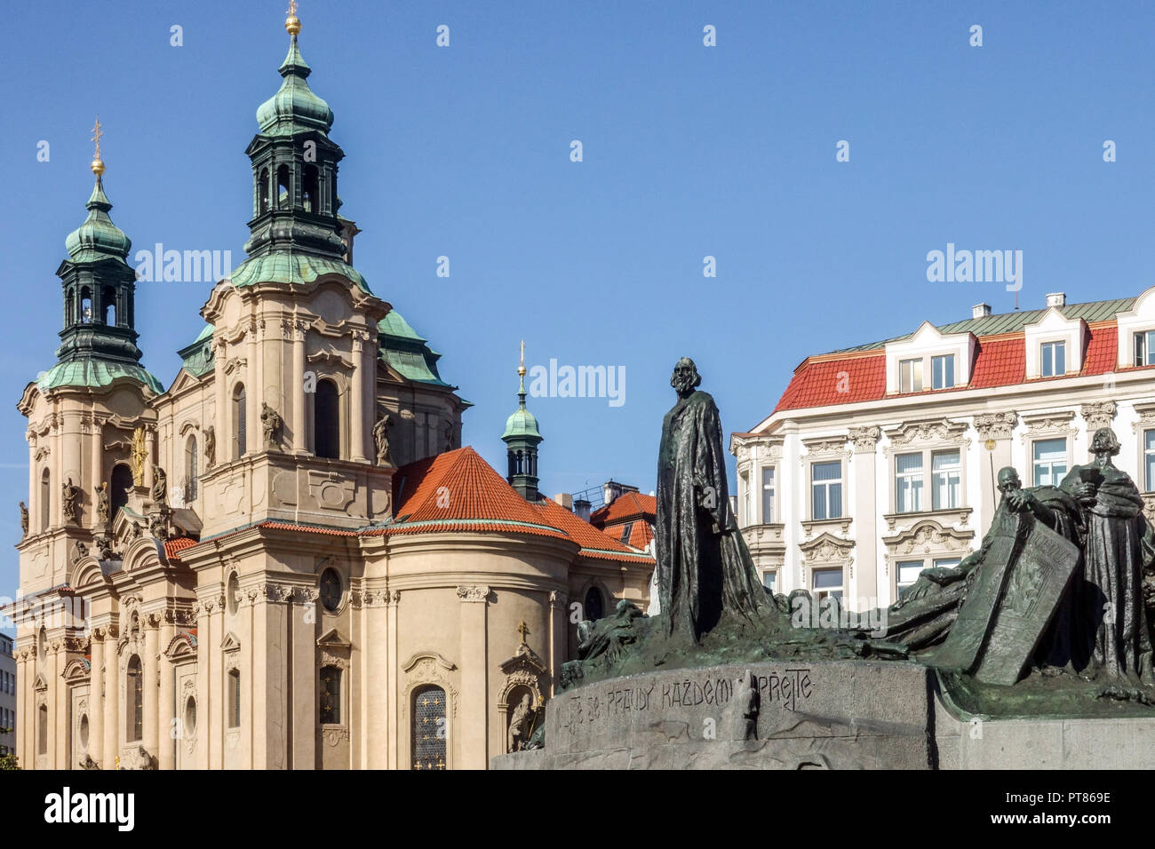 Statue von Jan Hus. Der tschechischen katholischen Priester, Reformator, St.-Nikolaus-Kirche, Altstädter Ring in Prag, Tschechische Republik Stockfoto