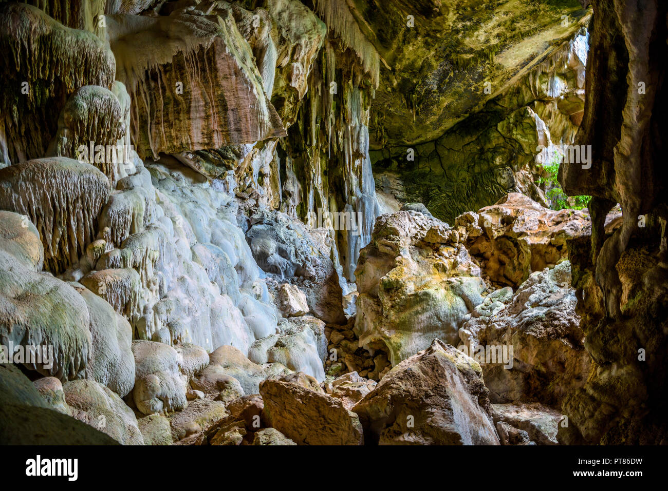 Koh Phaluai, Mu Ko Ang Thong National Park, Golf von Thailand, Siam, Höhle mit Stalaktiten Stockfoto
