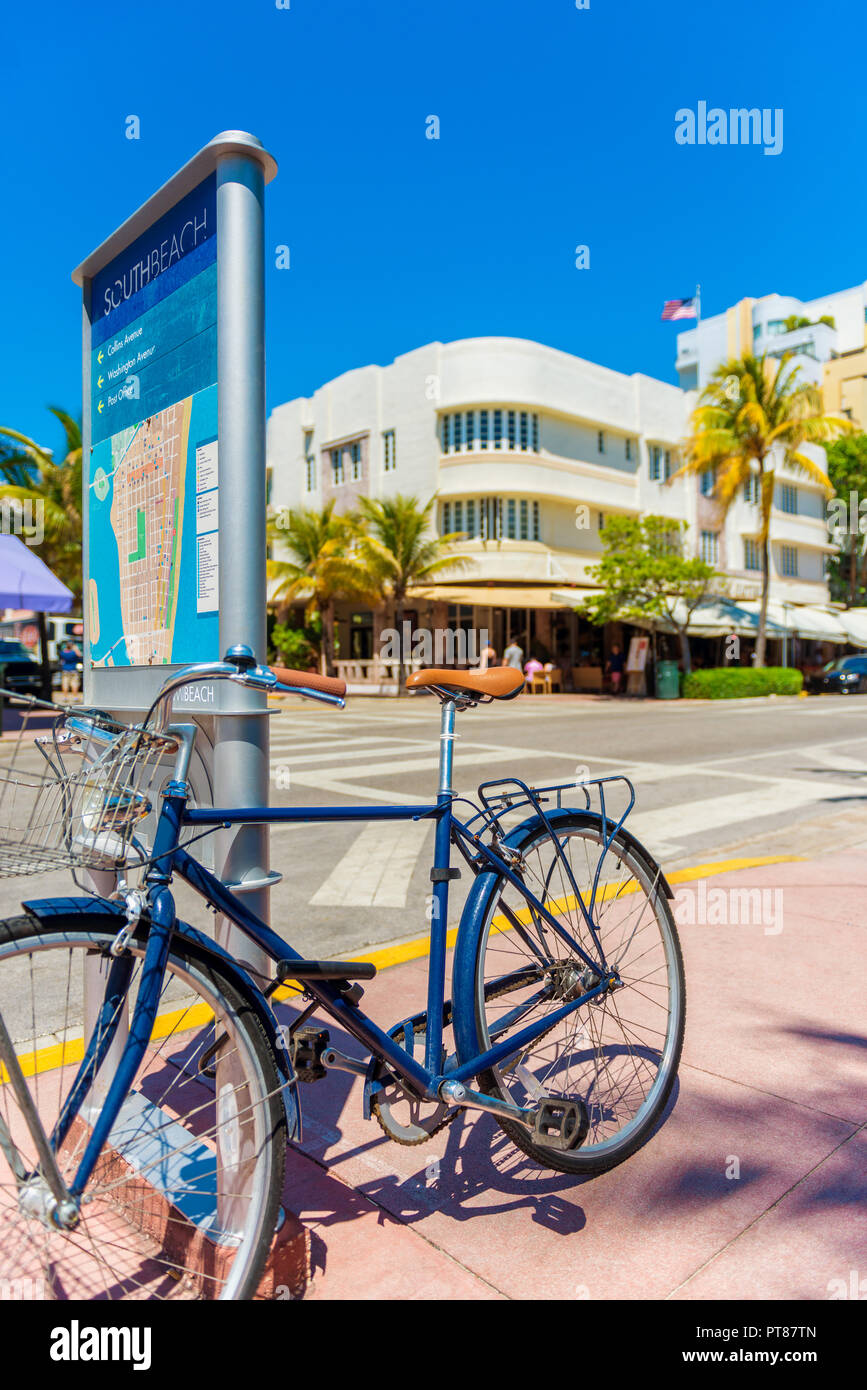 Mit dem Fahrrad auf dem Bürgersteig geparkt am Ocean Drive in Miami South Beach USA Stockfoto