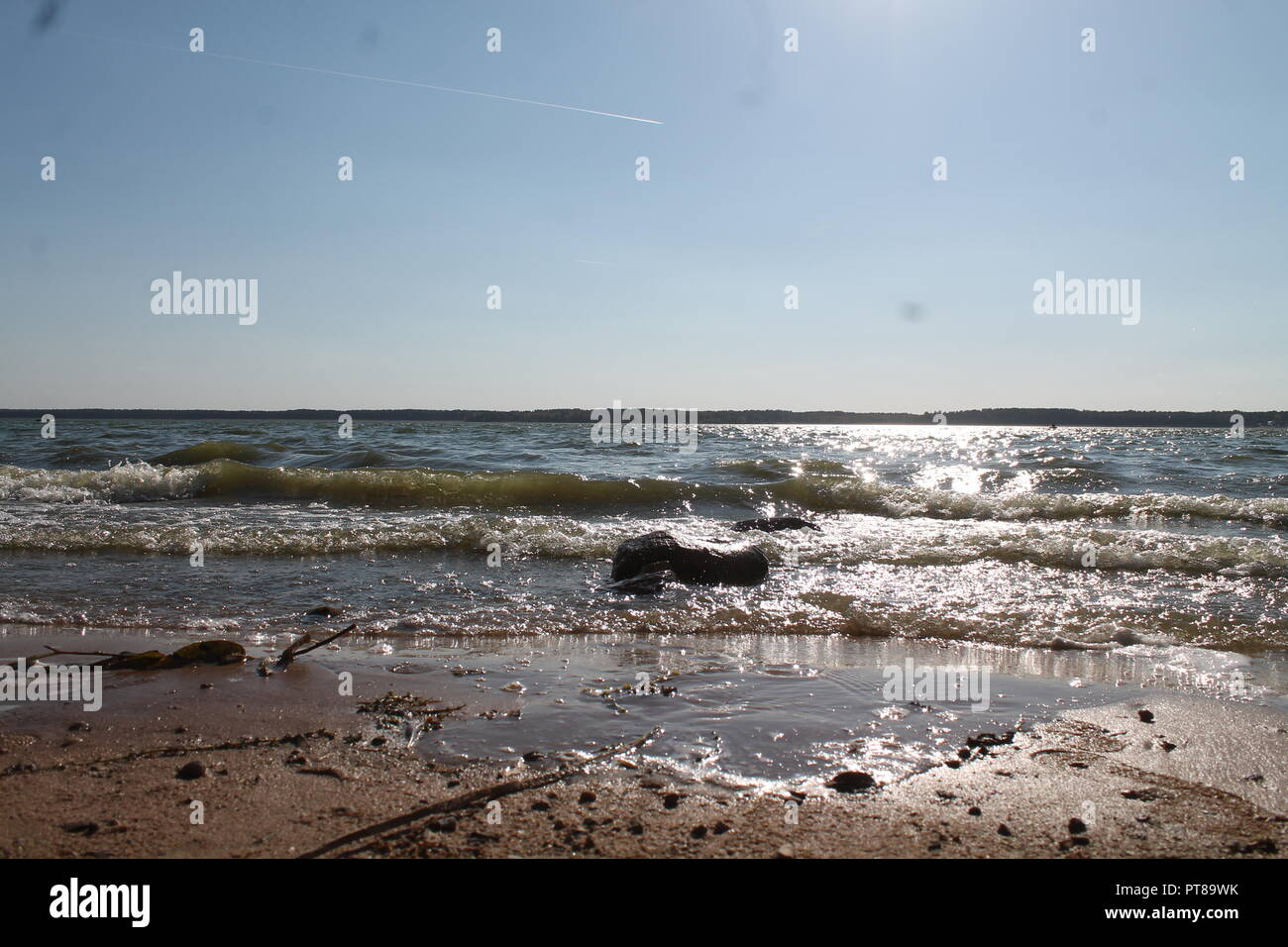 Blau/ Meer mit weißer Schaum auf den Wellen der Harmonie und schönen ruhigen Herbst Tag Stockfoto