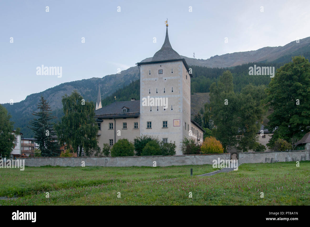 Schloss Planta-Wildenberg ist ein Schloss in der Gemeinde Zernez des Kantons Graubünden in der Schweiz. Es ist ein Schweizer Weltkulturerbe der Nationalen Stockfoto