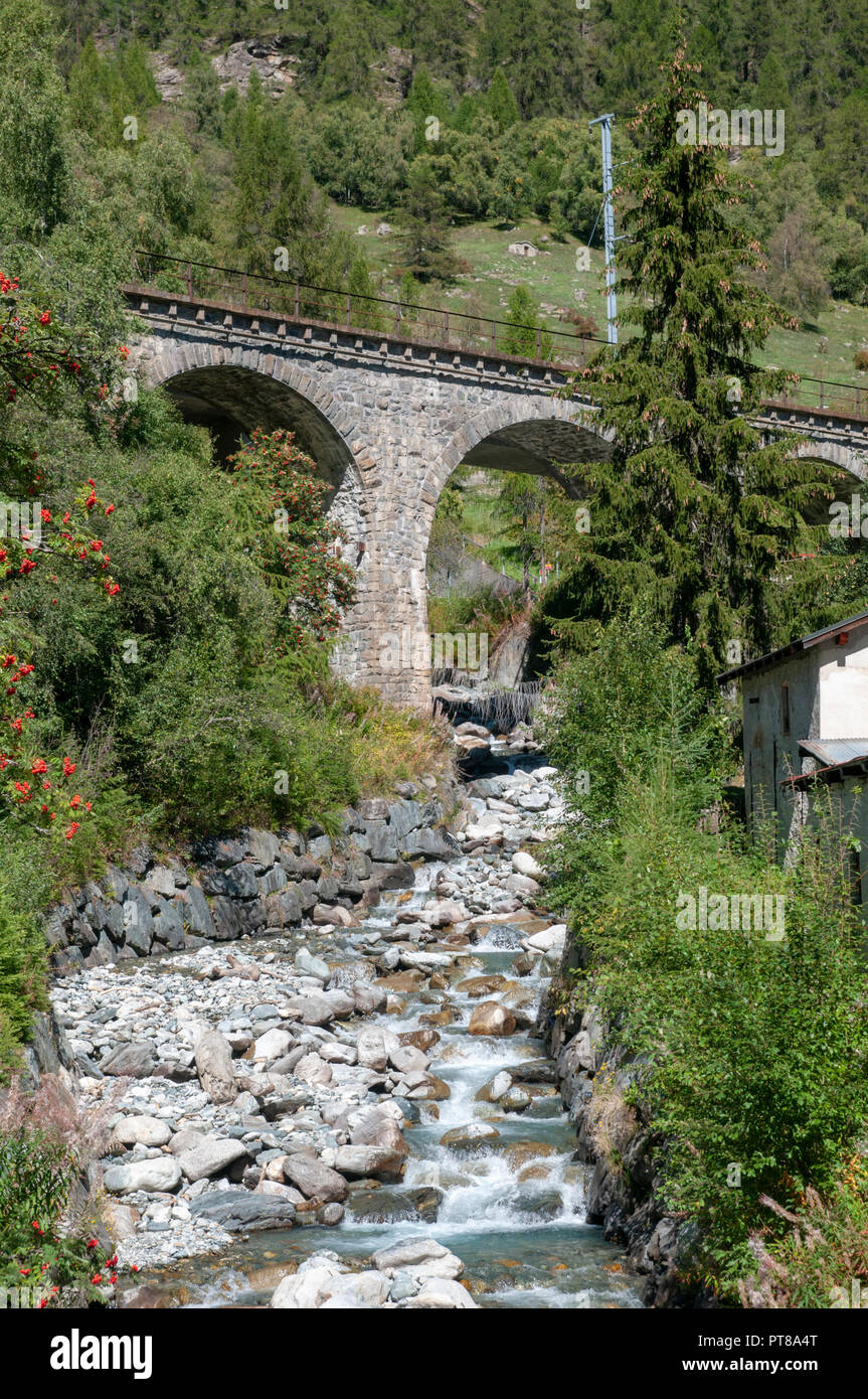 Darf Ich Eine Brücke über Einen Bach Bauen Brücke über einen bach -Fotos und -Bildmaterial in hoher Auflösung – Alamy