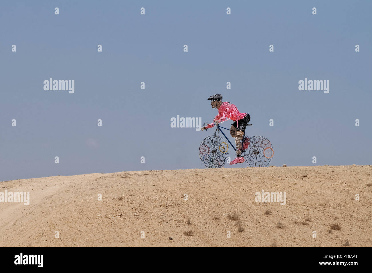 Radfahrer Statue in der Wüste Negev, Israel Stockfoto