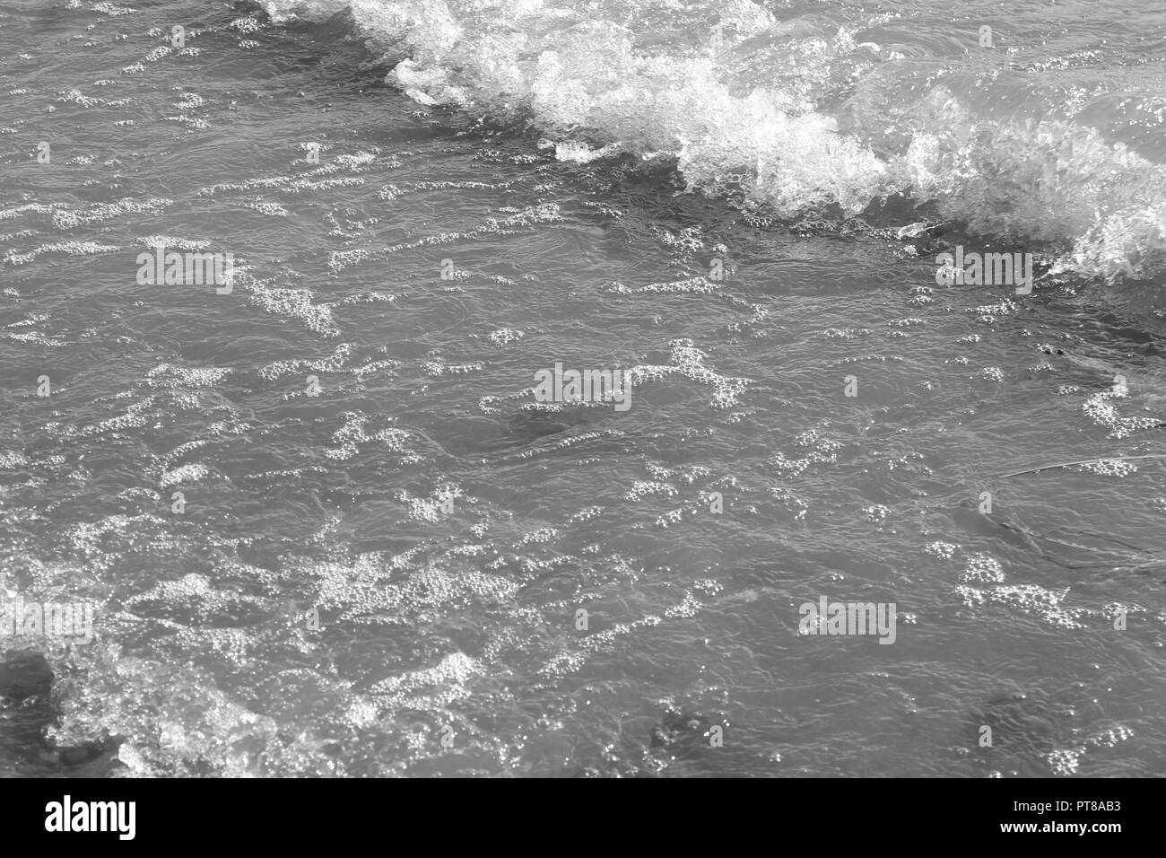 Blau/ Meer mit weißer Schaum auf den Wellen der Harmonie und schönen ruhigen Herbst Tag Stockfoto