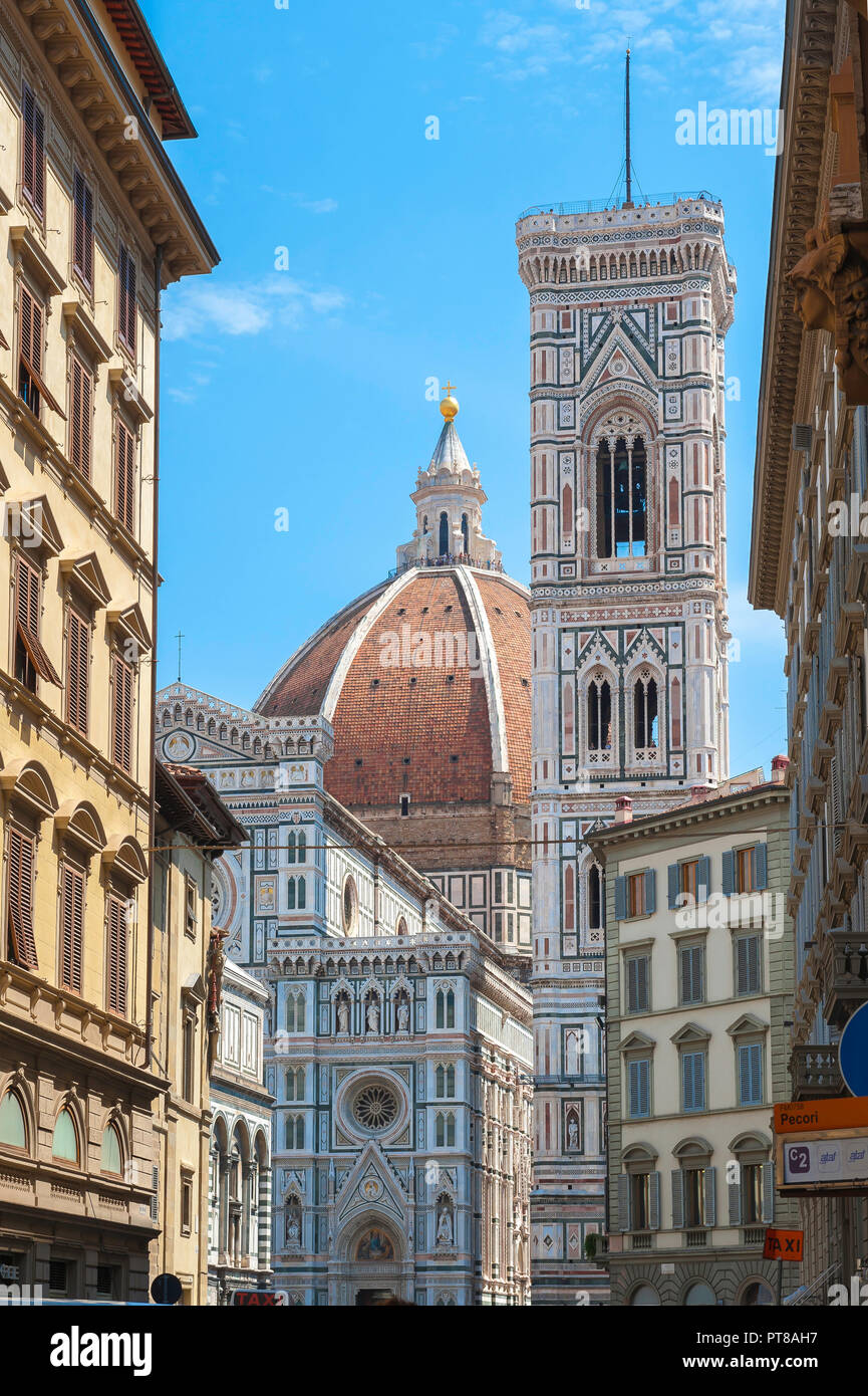 Florenz Straße, landschaftlich schöner Blick entlang der Via De' Pecori in Richtung Dom und campanile des Duomo - Kathedrale - in Florenz (Firenze), Italien. Stockfoto