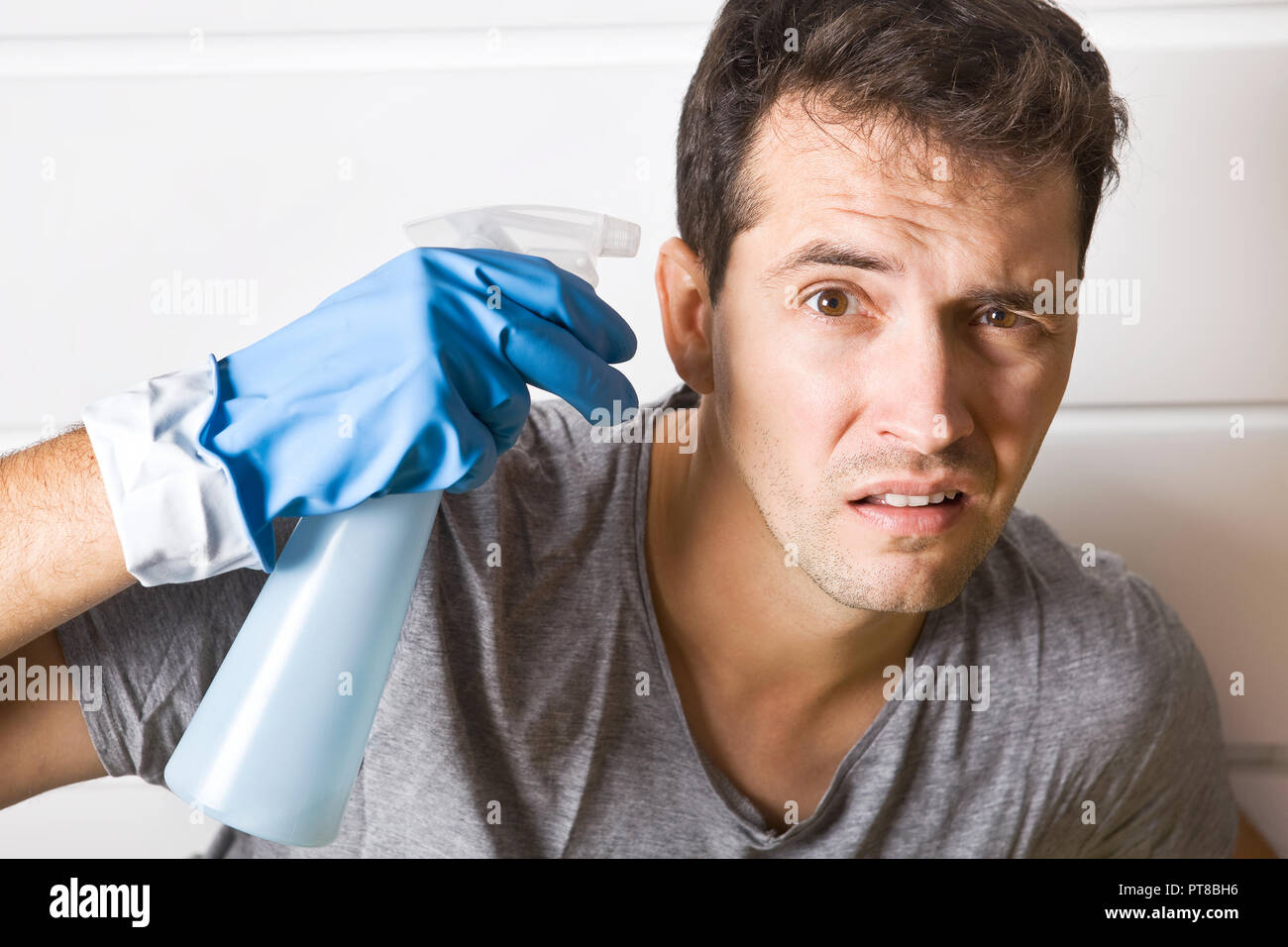 Junge Männer während der Reinigung betont. Er hat genug der allgemeinen Ordnung und Sauberkeit Stockfoto