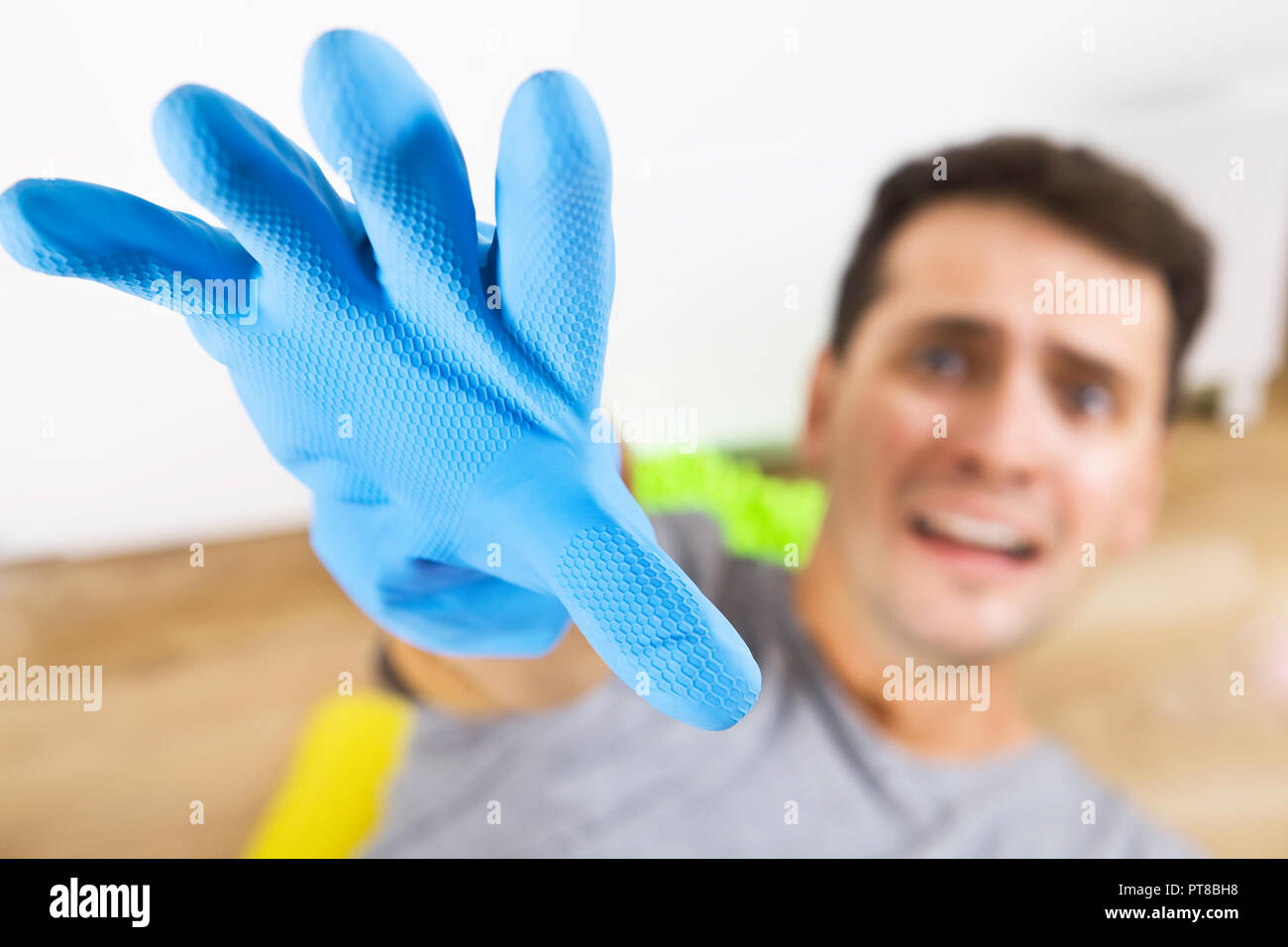 Betont und schreienden jungen Männer während der Reinigung. Er hat genug der allgemeinen Ordnung und Sauberkeit Stockfoto