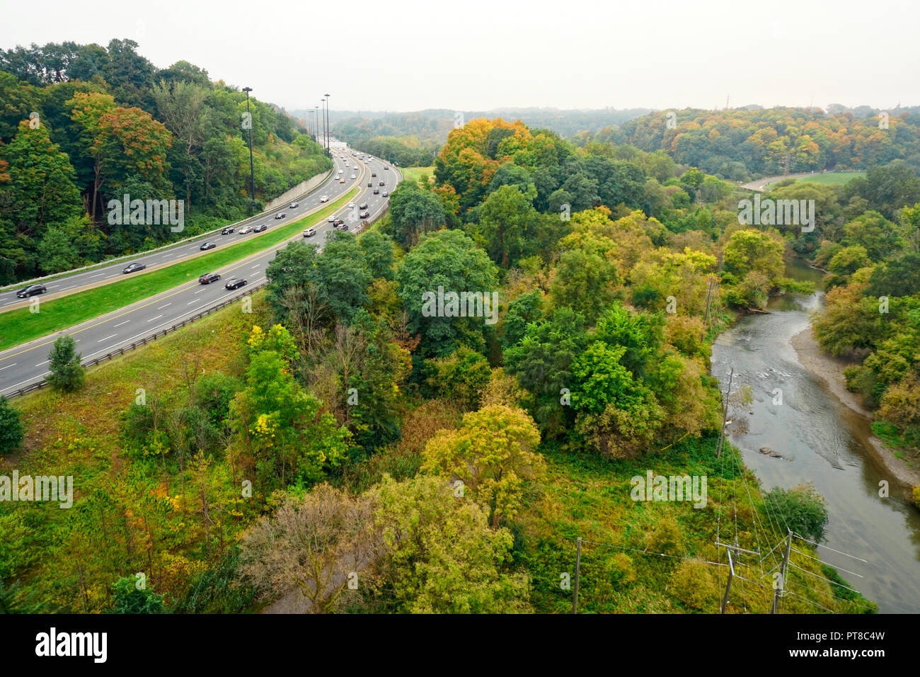 Don Valley Parkway (a.k.a. D. V. S.) und unteren Don River im Herbst regen in Toronto, Ontario, Kanada Stockfoto
