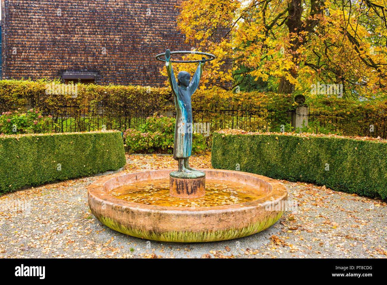 St. Gilgen, Österreich - Oktober 21, 2017: Brunnen, Mozarts Mutter Anna Maria Walburga Mozart (geb. Pertl) Als kleines Mädchen. Von Toni Sch konzipiert Stockfoto