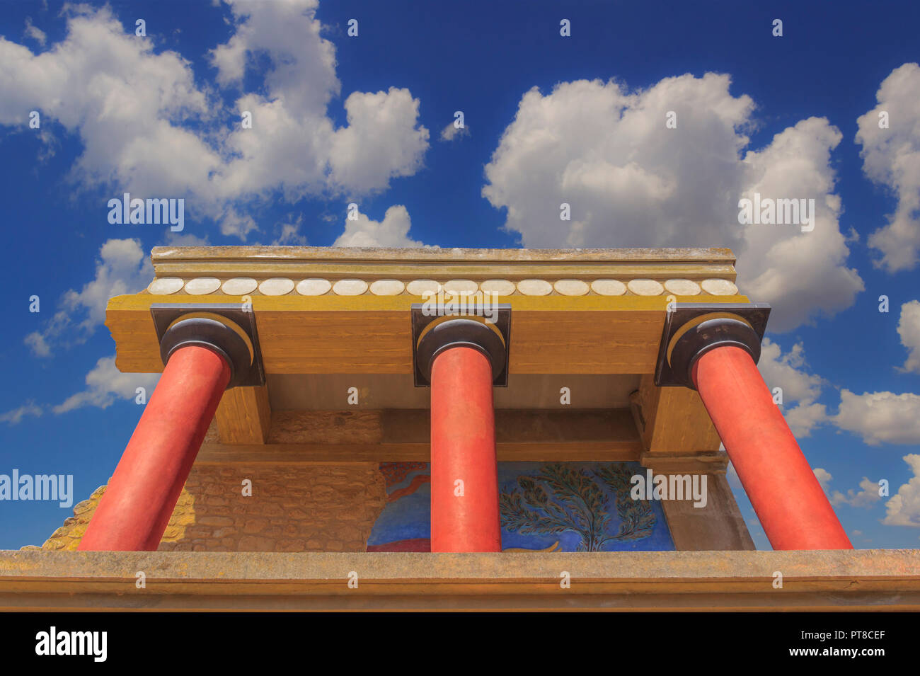 Der Palast von Knossos: Der Eingang Nord der mit wütenden Stier Fresko; es ist die größte bronzezeitliche Ausgrabungsstätte auf Kreta (Griechenland). Stockfoto